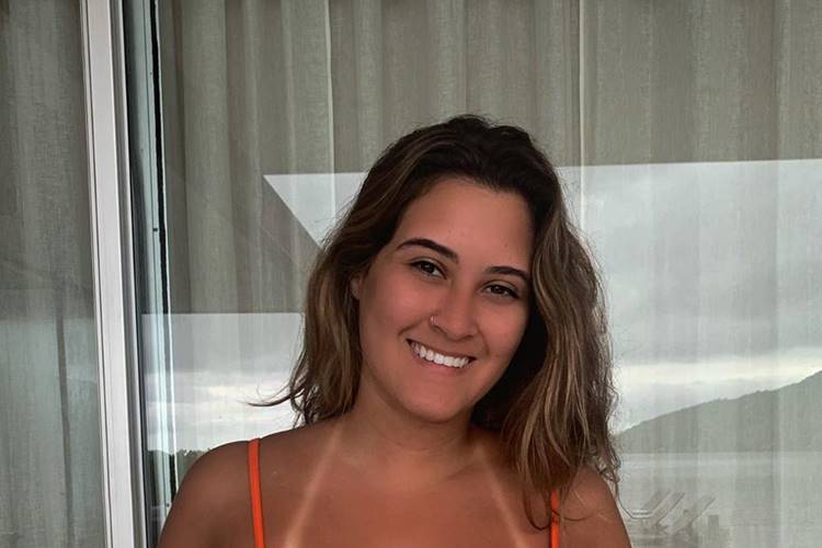 Filha de Fátima Bernardes e William Bonner causa na web ao surgir de biquíni