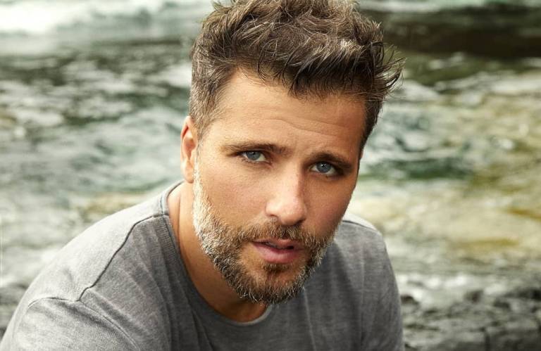 Bruno Gagliasso posta foto sem camisa e recebe comentário sobre o físico: “Magro!”