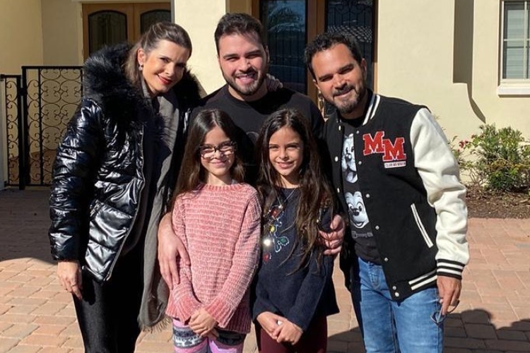 Sertanejo Luciano Camargo inaugura nova mansão luxuosa em Orlando