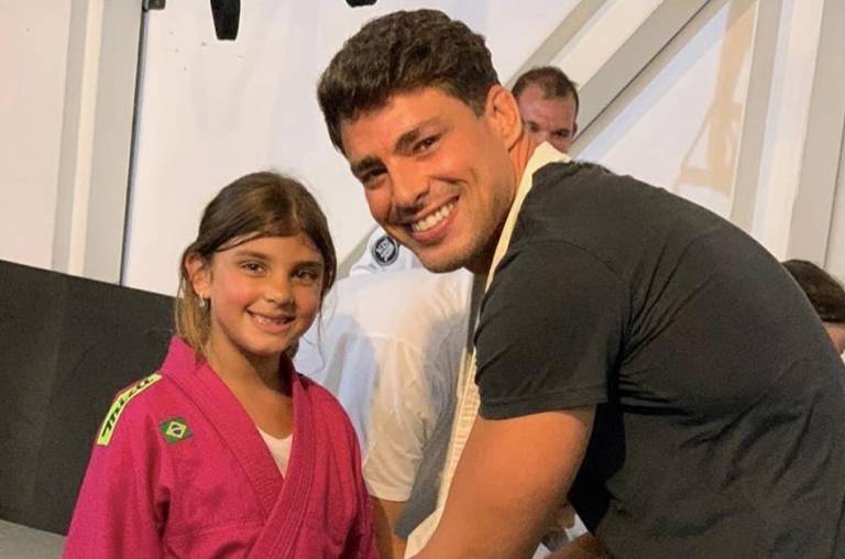Cauã Reymond relembra momento com a filha: “Eu e a pequena”