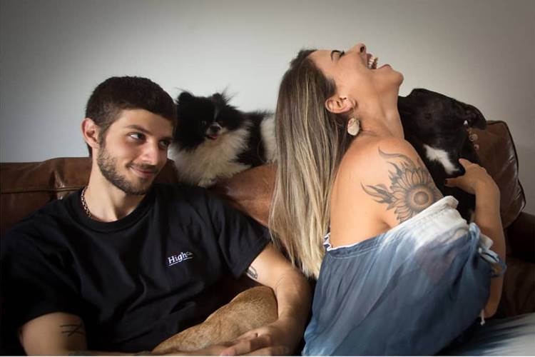 Chay Suede recebe homenagem da mãe