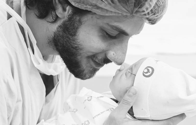 Chay Suede compartilha fotos com a filha e encanta seguidores