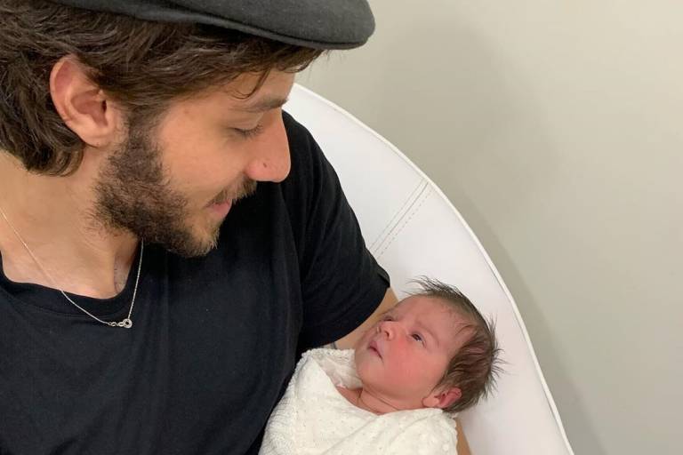 Chay Suede compartilha momentos fofos com filha e emociona fãs