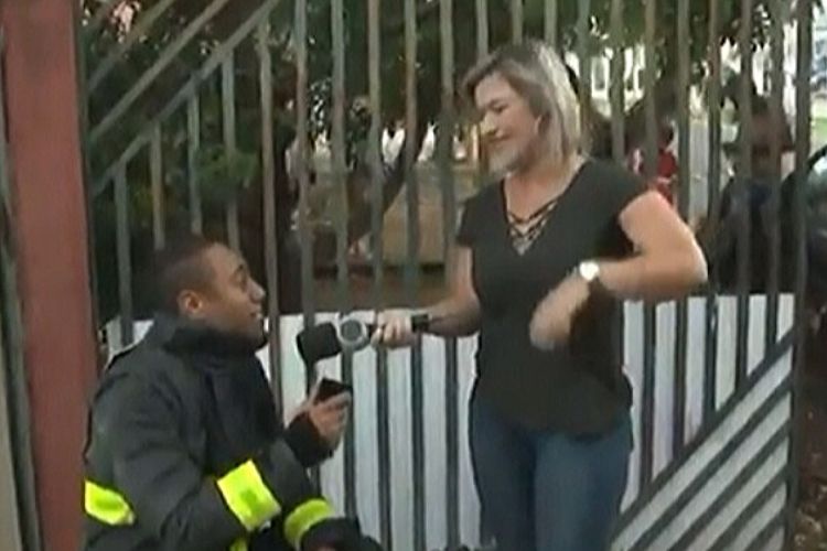 Reporter da Record é pedida em casamento ao vivo, mas deixa namorado na mão