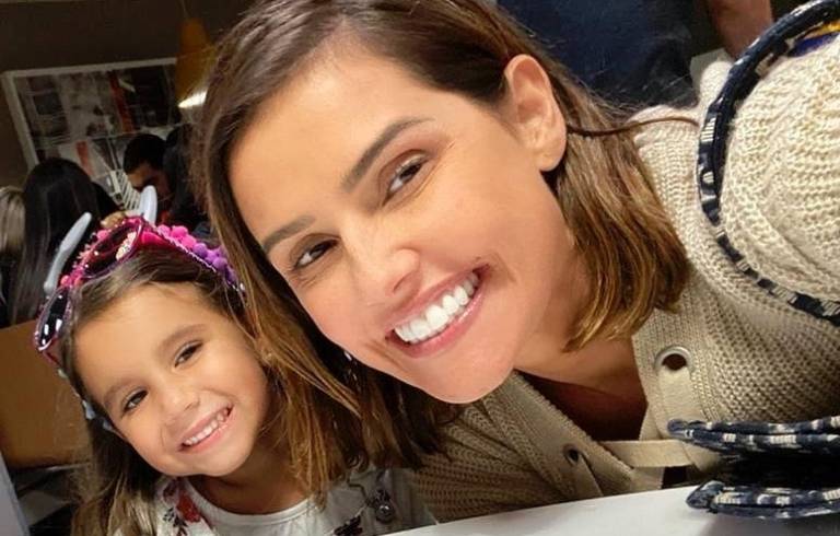 Deborah Secco e Maria Flor malham juntas em academia