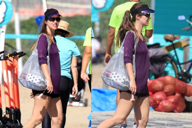Nathalia Dill surpreende ao ser flagrada com visual diferente na praia de Ipanema