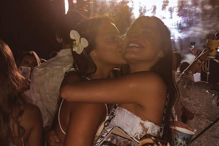 Emilly Araújo relembra a mãe em click com a irmã: “Mãe tá orgulhosa”