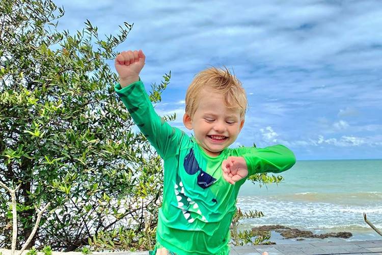 De férias, Enrico Bacchi se diverte com o pai, Amaury Nunes