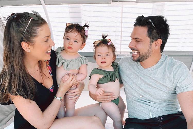 Fabiana Justus celebra onze meses das filhas gêmeas