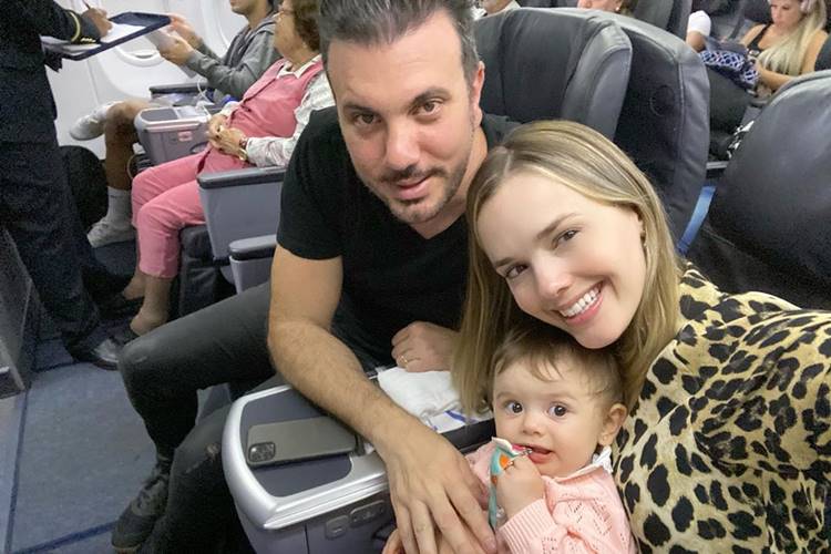 Thaeme embarca para Orlando ao lado da filha e do marido