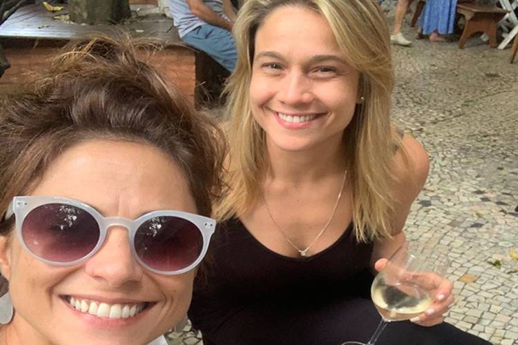Fernanda Gentil surge apaixonada ao lado da esposa