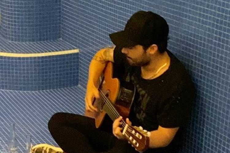 Após separação, sertanejo Fernando surge abatido na web