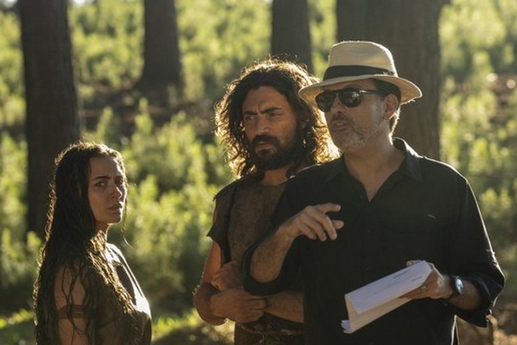 Adão (Carlo Porto) e Eva (Juliana Boller) em 'Gênesis' - Edu Moraes/Divulgação