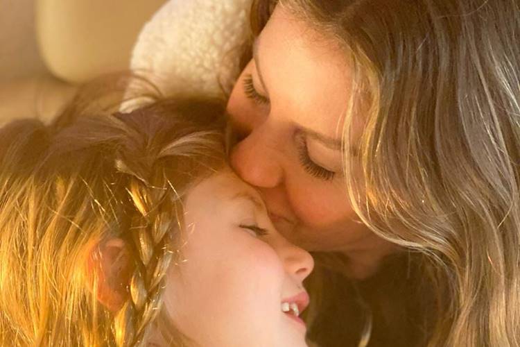 Gisele Bündchen surge em momento fofo com a filha