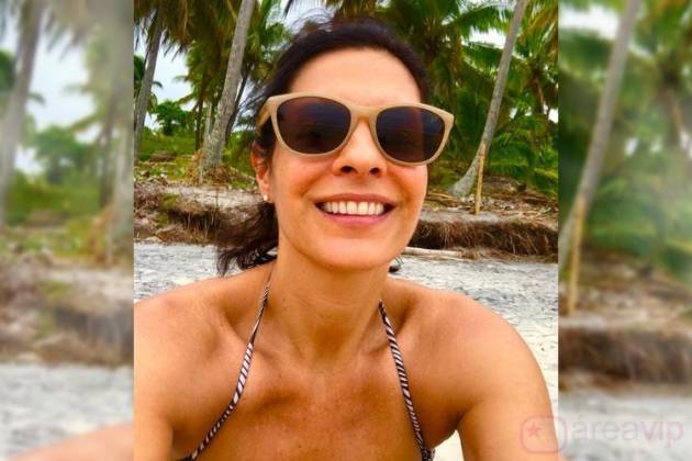 Aos 53 anos, atriz Helena Ranaldi surpreende ao surgir apenas de biquíni - Reprodução/Instagram
