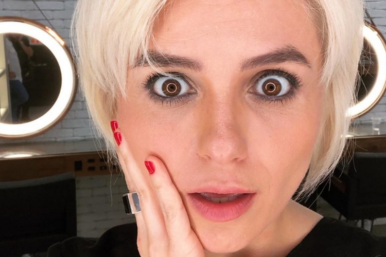 Monica Iozzi passa por sufoco com carro no trânsito e pede ajuda