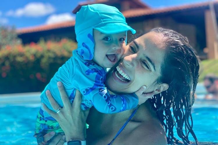 Camilla Camargo encanta ao posar com o filho em dia na piscina