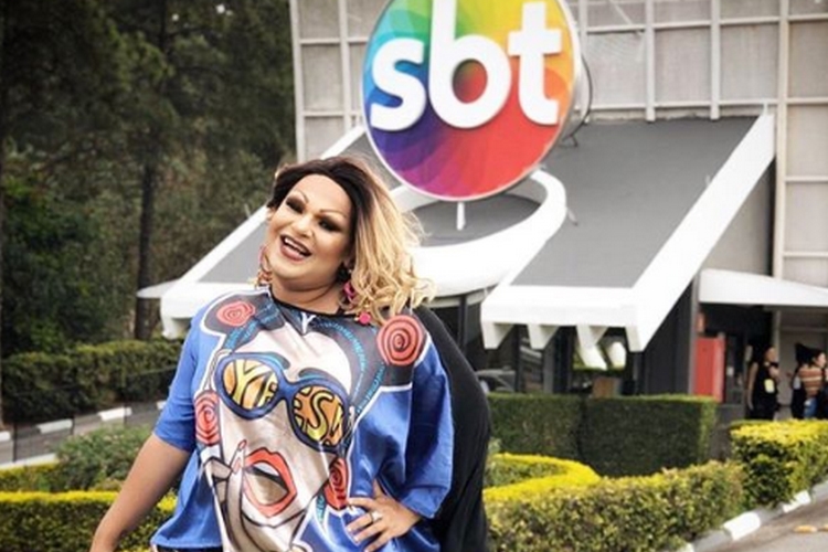 Drag queen, repórter de afiliada do SBT relata homofobia de famosa digital influencer