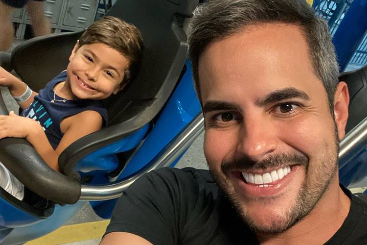 Kaká Diniz, marido da sertaneja Simone, abre o coração ao se declarar para o filho