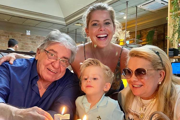 Karina Bacchi comemora os 50 anos de casamento dos pais