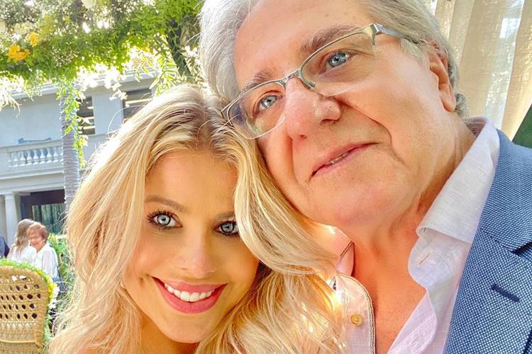 Karina Bacchi celebra aniversário do pai, Ítalo Bacchi