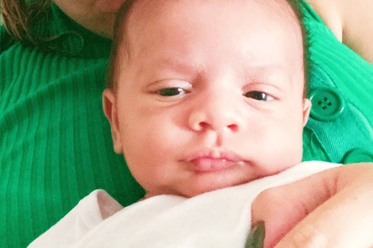 Marília Mendonça brinca ao posar com o filho: “Open bar de leite”