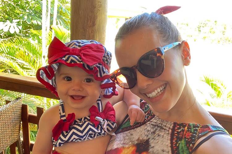 De férias, sertaneja Thaeme se declara para a filha: “Minha parceirinha”