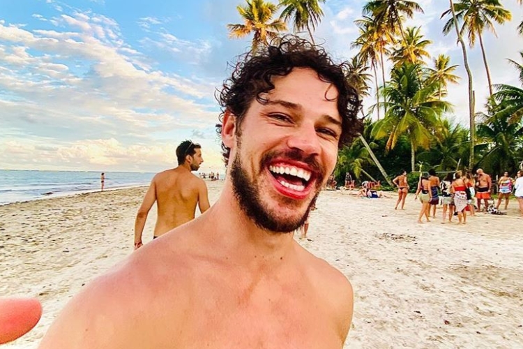 José Loreto é flagrado aos beijos com amiga de Pedro Scooby durante festa