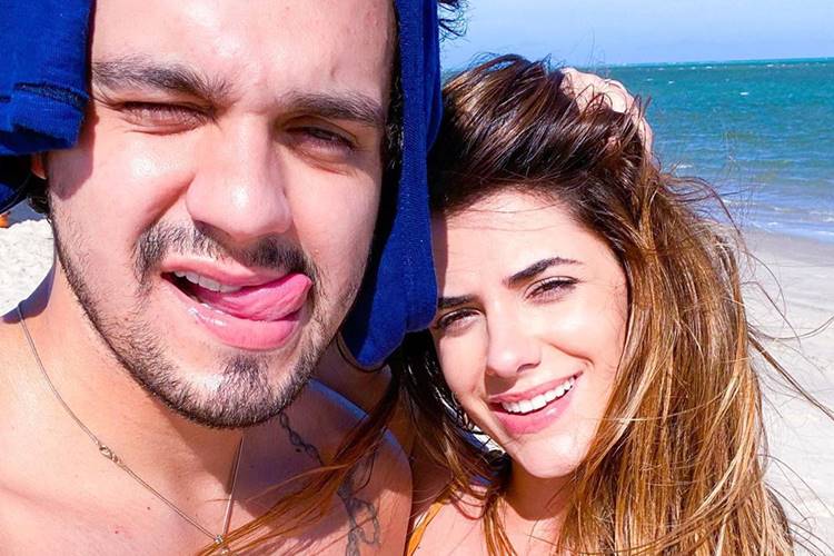 Luan Santana curte praia com Jade Magalhães: “Sereia que encontrei aqui no mar”