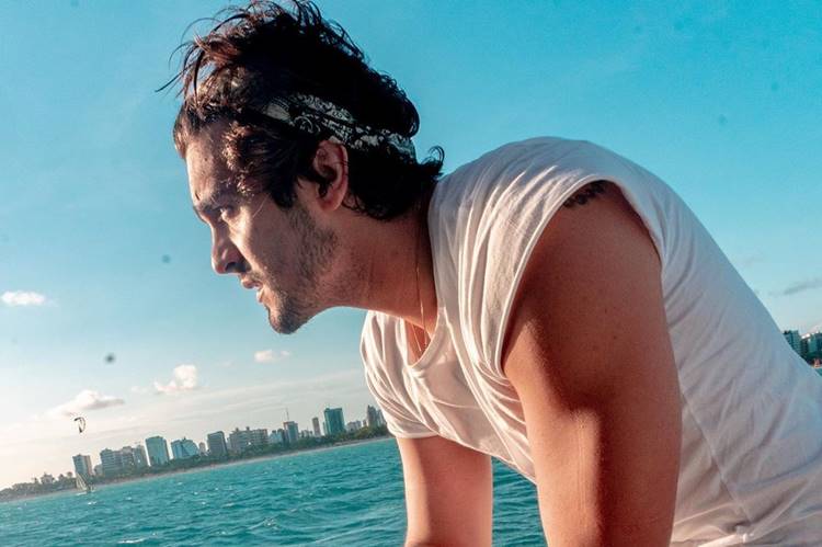 Sertanejo Luan Santana eleva a temperatura na web ao posar na praia