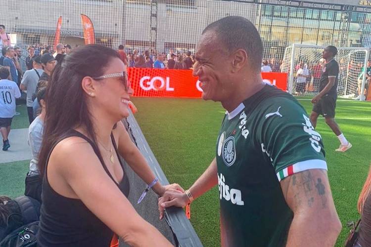 Luciele di Camargo surge em momento romântico com o marido, Denílson