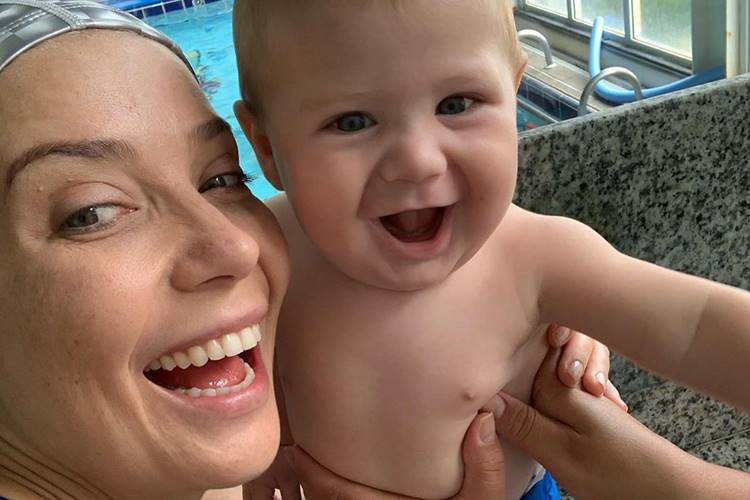 Luiza Possi encanta ao mostrar o filho Lucca na natação