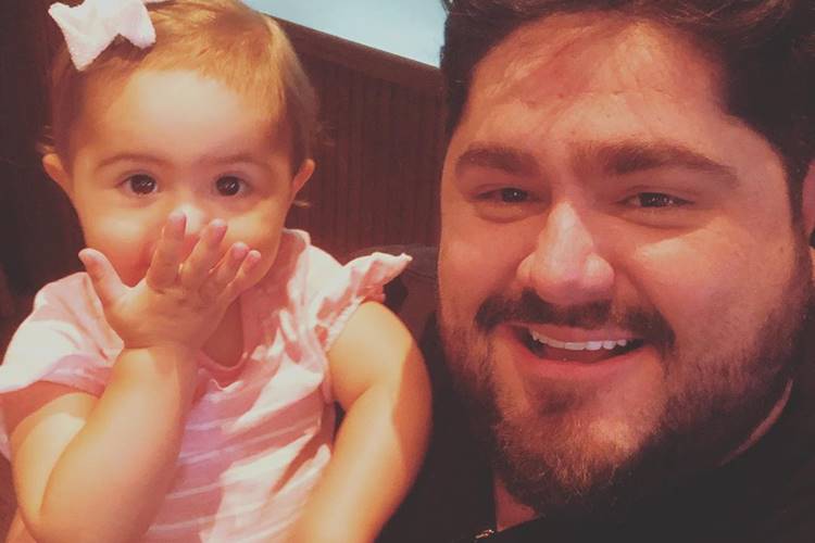 Cesar Menotti faz reflexão ao posar com a filha: “25 dias por mês fora de casa”