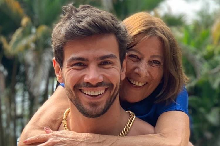 Sertanejo Mariano celebra aniversário da mãe: “A senhora merece”