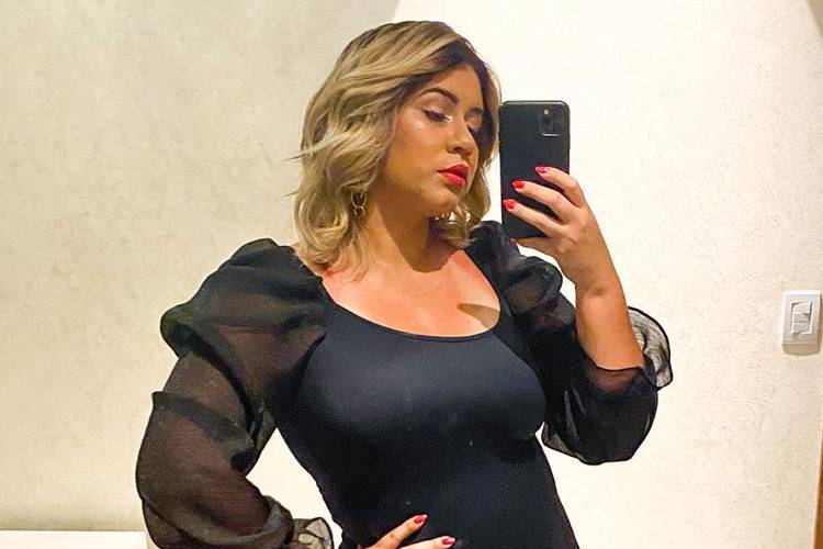 Marília Mendonça ganha primeiro vale-night e surge com vestido coladinho