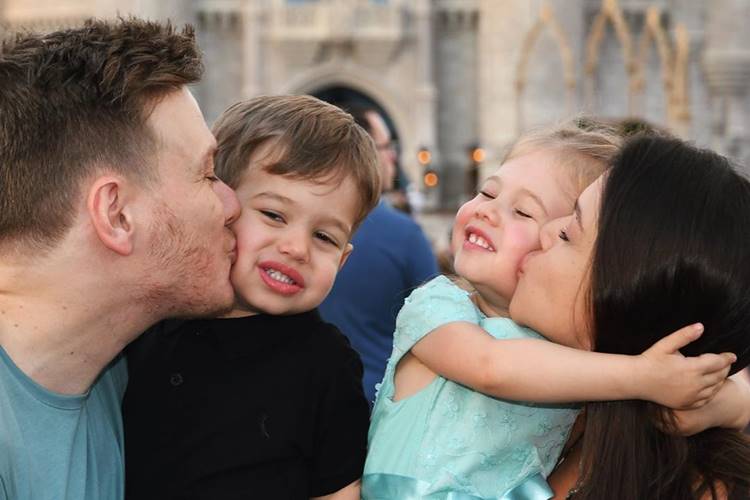 Michel Teló e Thais Fersoza mostram alegria dos filhos em Orlando