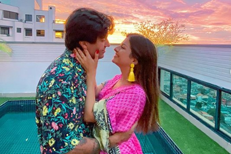 Nah Cardoso anuncia noivado com cantor Pelu, ex-Restart