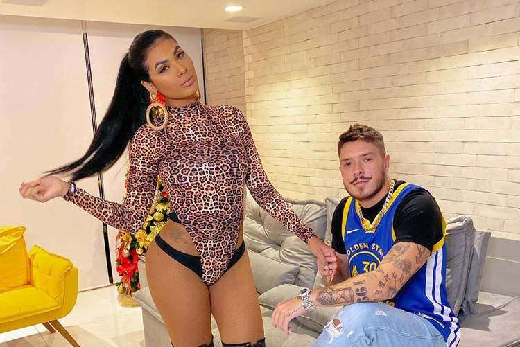 Pocah celebra mais um mês com o namorado, Ronan