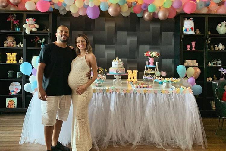 Tamy Contro e Projota fazem chá de bebê da filha, Marieva