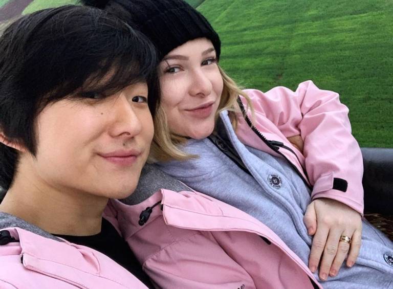 BBB20: Esposa de Pyong Lee mostra que carrega foto dos dois na bolsa