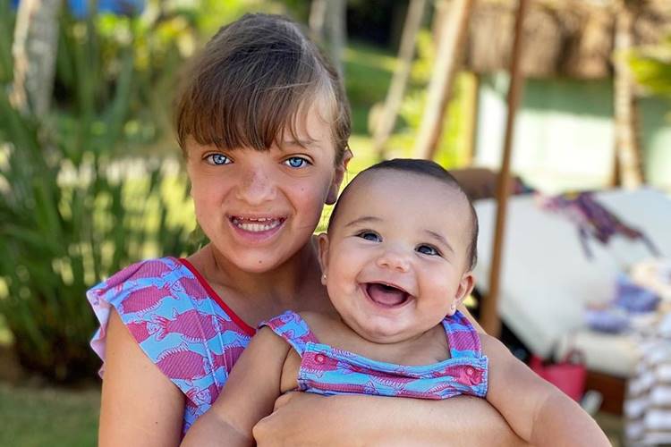 Ticiane Pinheiro encanta com novo registro das filhas, Rafa e Manuella