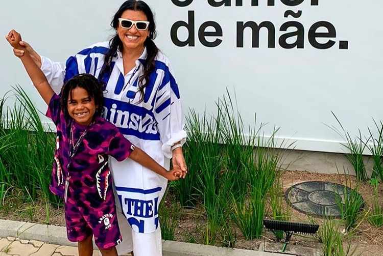 Regina Casé recebe visita do filho nos bastidores de ‘Amor de Mãe’