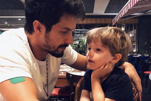 Rômulo Estrela e filho Theo reprodução Instagram