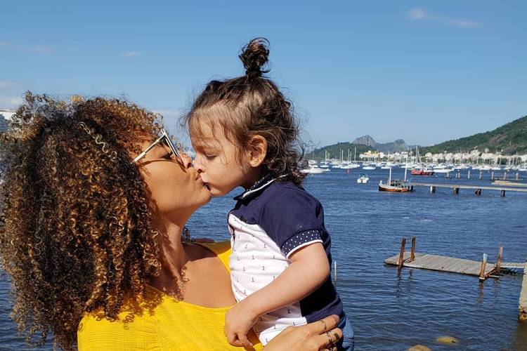 Sheron Menezzes mostra poesia que fez em homenagem ao filho