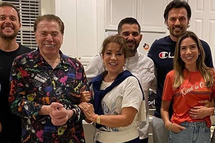 Silvio Santos usa pijama durante reunião com a família