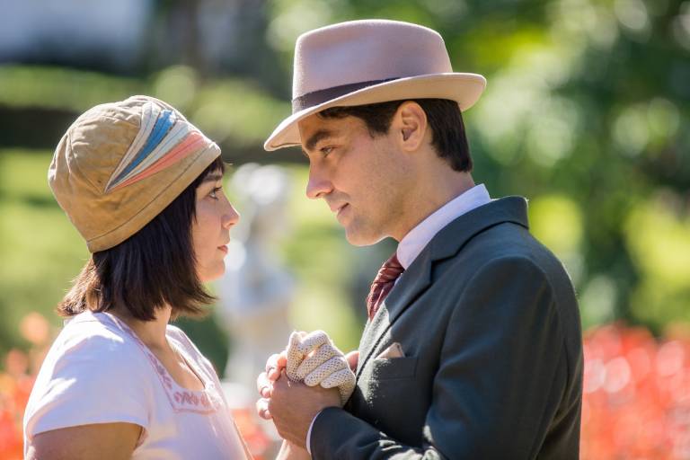 Éramos Seis: Clotilde e Almeida se entregam à paixão