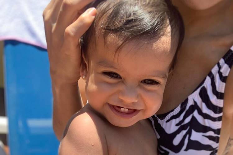 Mayra Cardi mostra vídeo da filha comendo verdura: “Bebês que amam brócolis”