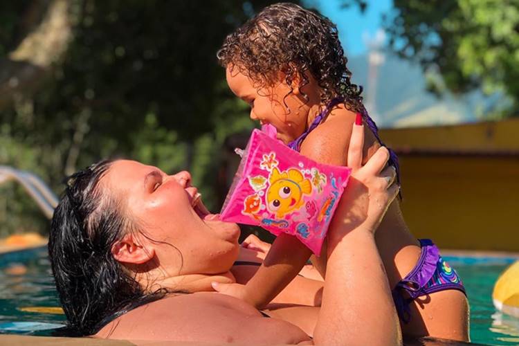 Dançarina Thais Carla surge em momento fofo com a filha