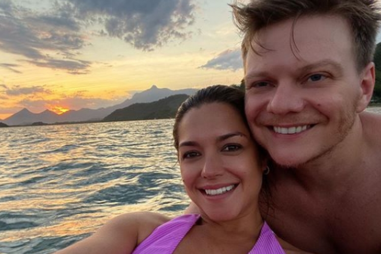 Michel Teló posta foto romântica com Thais Fersoza em clima de “Valentine’s Day”