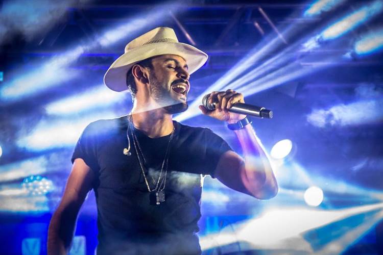 Famoso por beijos durante show, Thullio Milionário assume namorada